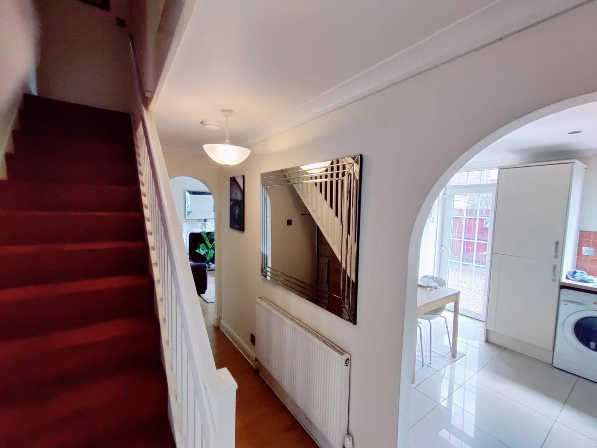 Spacious 3 Bedroom Whitechapel - 9 Mins From Tower Bridge With Free Parking & Garden Case de vacanță *