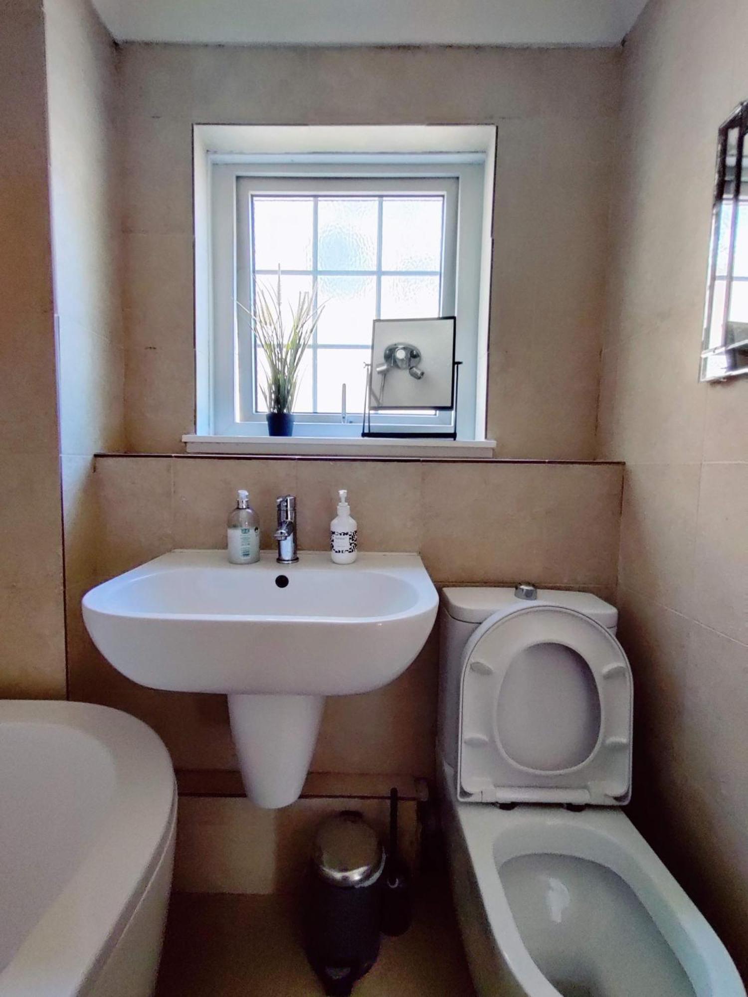 Spacious 3 Bedroom Whitechapel - 9 Mins From Tower Bridge With Free Parking & Garden * Londra