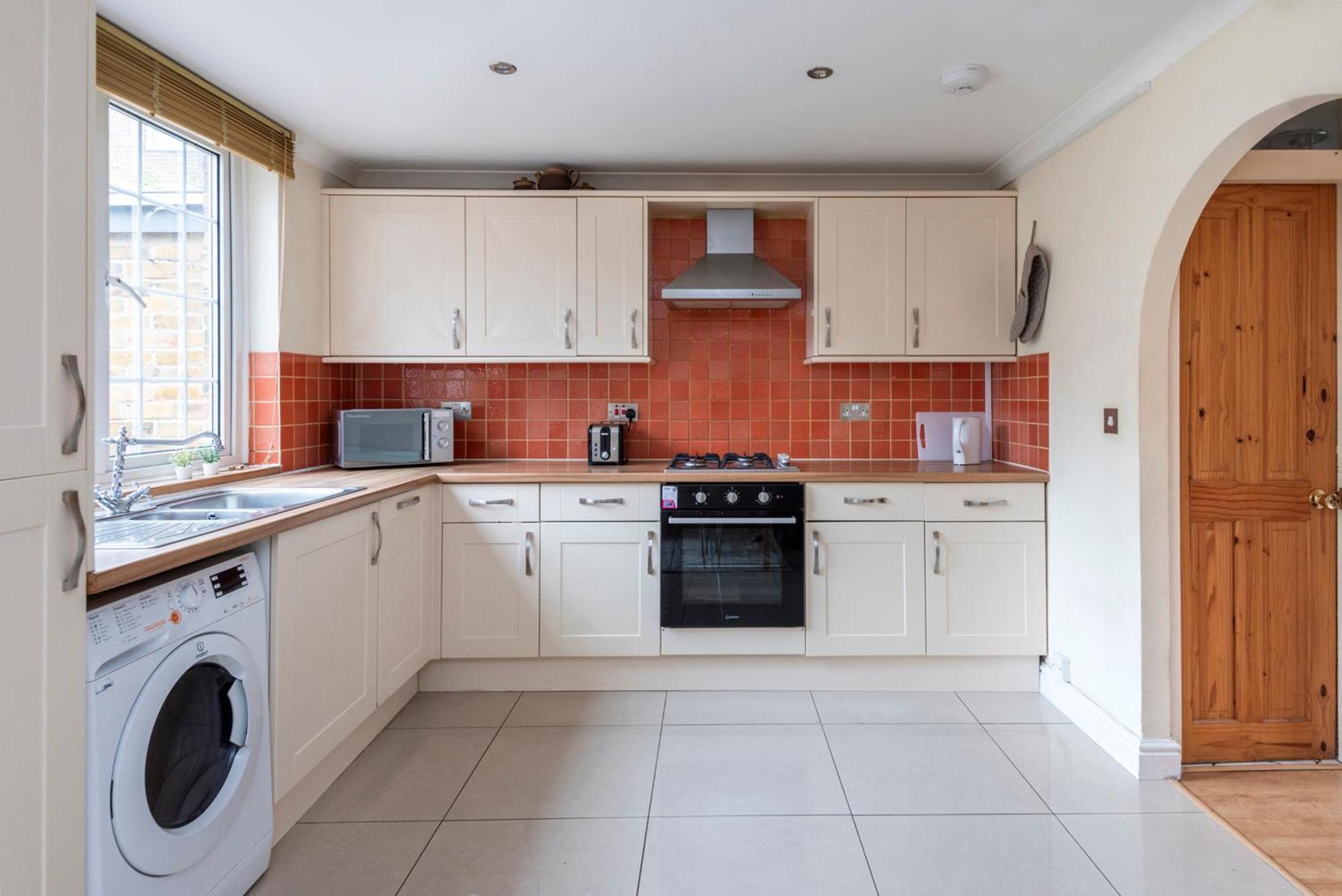 Spacious 3 Bedroom Whitechapel - 9 Mins From Tower Bridge With Free Parking & Garden Case de vacanță *
