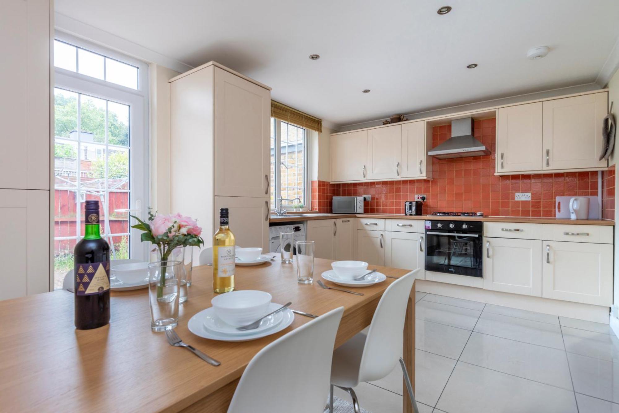 Spacious 3 Bedroom Whitechapel - 9 Mins From Tower Bridge With Free Parking & Garden * Londra