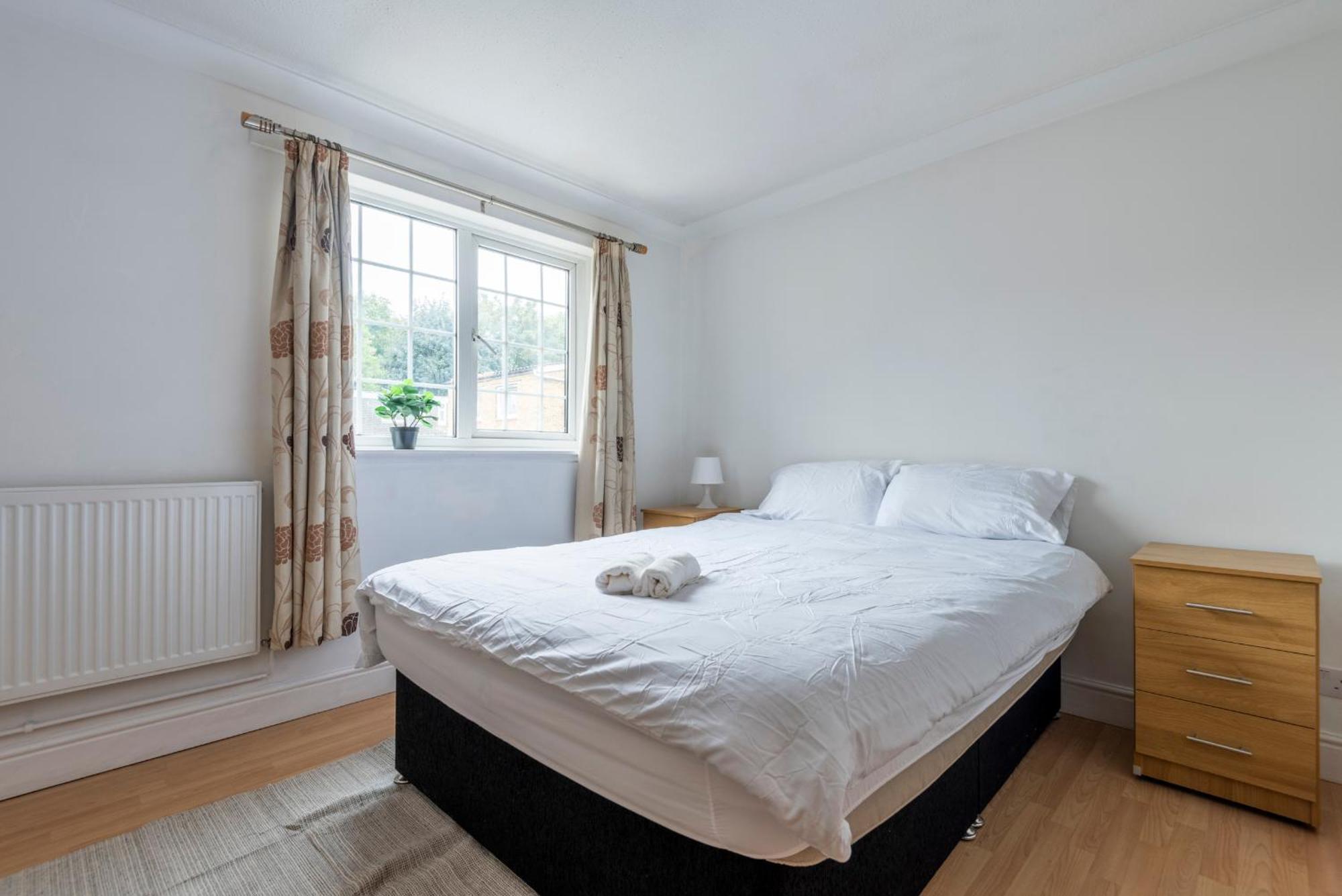 Spacious 3 Bedroom Whitechapel - 9 Mins From Tower Bridge With Free Parking & Garden Case de vacanță