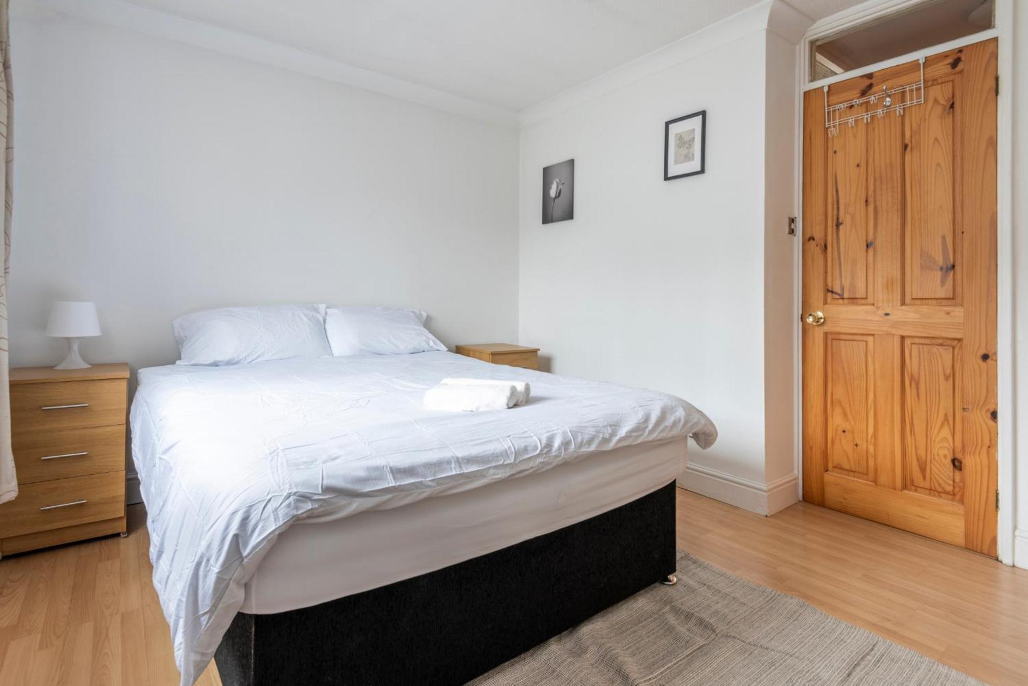 Spacious 3 Bedroom Whitechapel - 9 Mins From Tower Bridge With Free Parking & Garden Case de vacanță Londra
