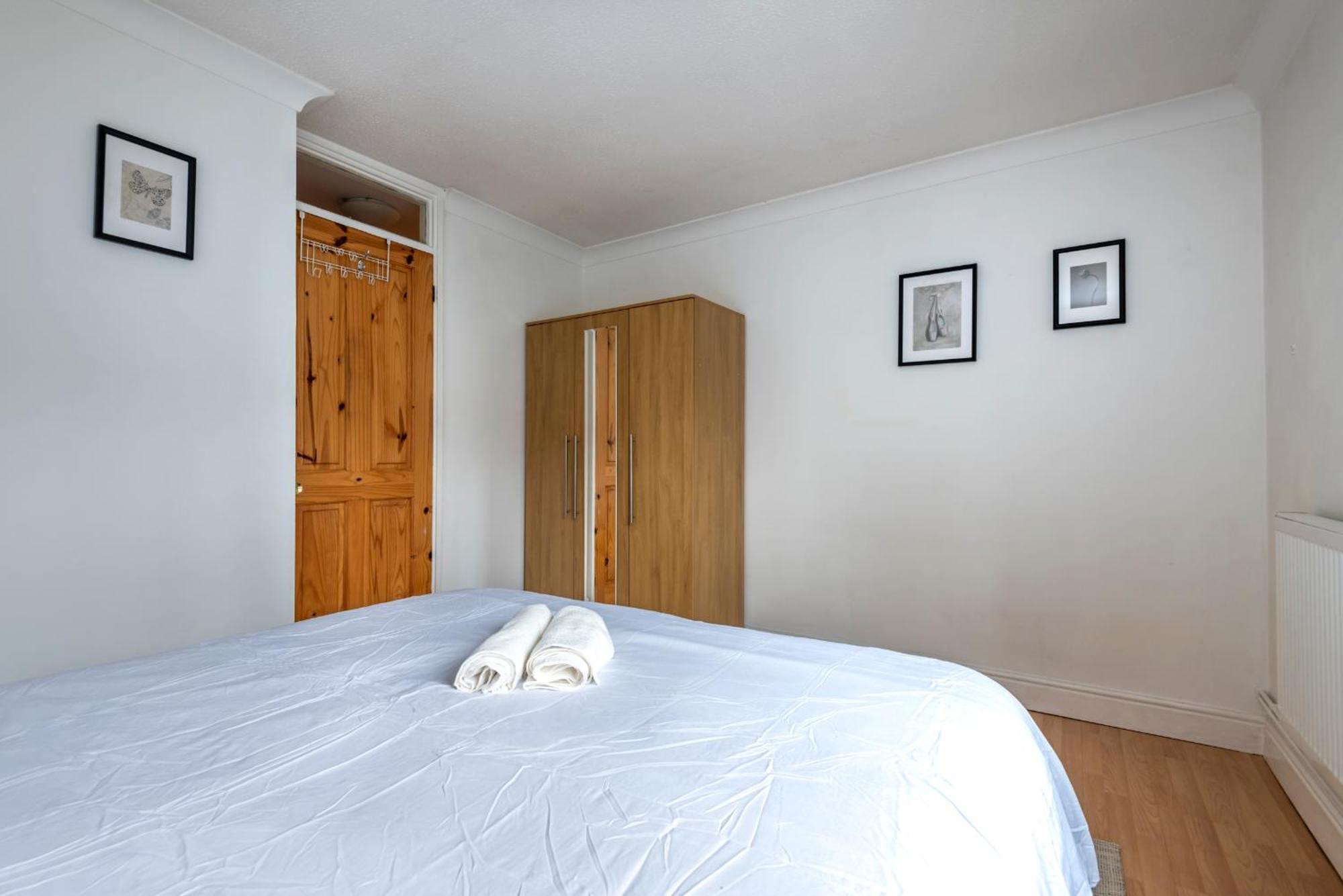 Spacious 3 Bedroom Whitechapel - 9 Mins From Tower Bridge With Free Parking & Garden Case de vacanță
