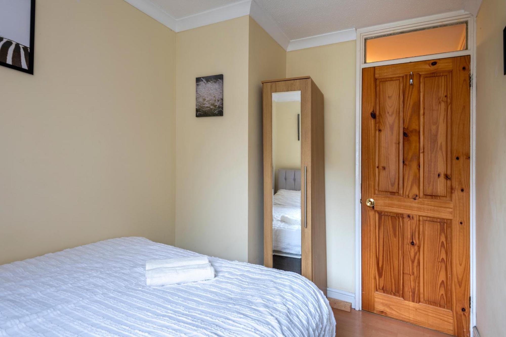 Spacious 3 Bedroom Whitechapel - 9 Mins From Tower Bridge With Free Parking & Garden Case de vacanță *