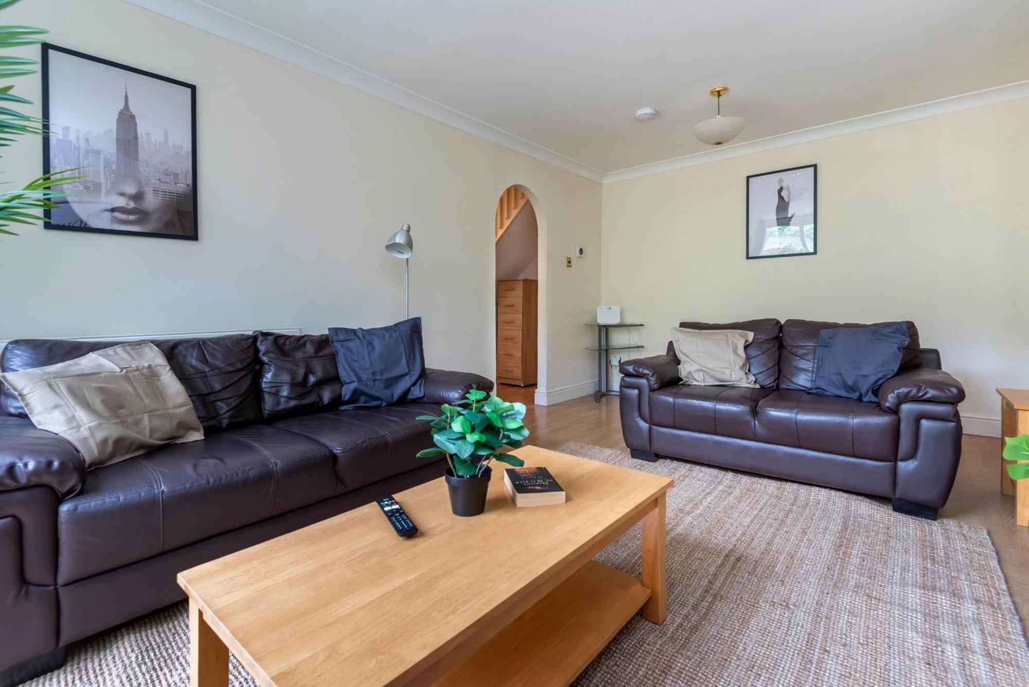 Spacious 3 Bedroom Whitechapel - 9 Mins From Tower Bridge With Free Parking & Garden Case de vacanță