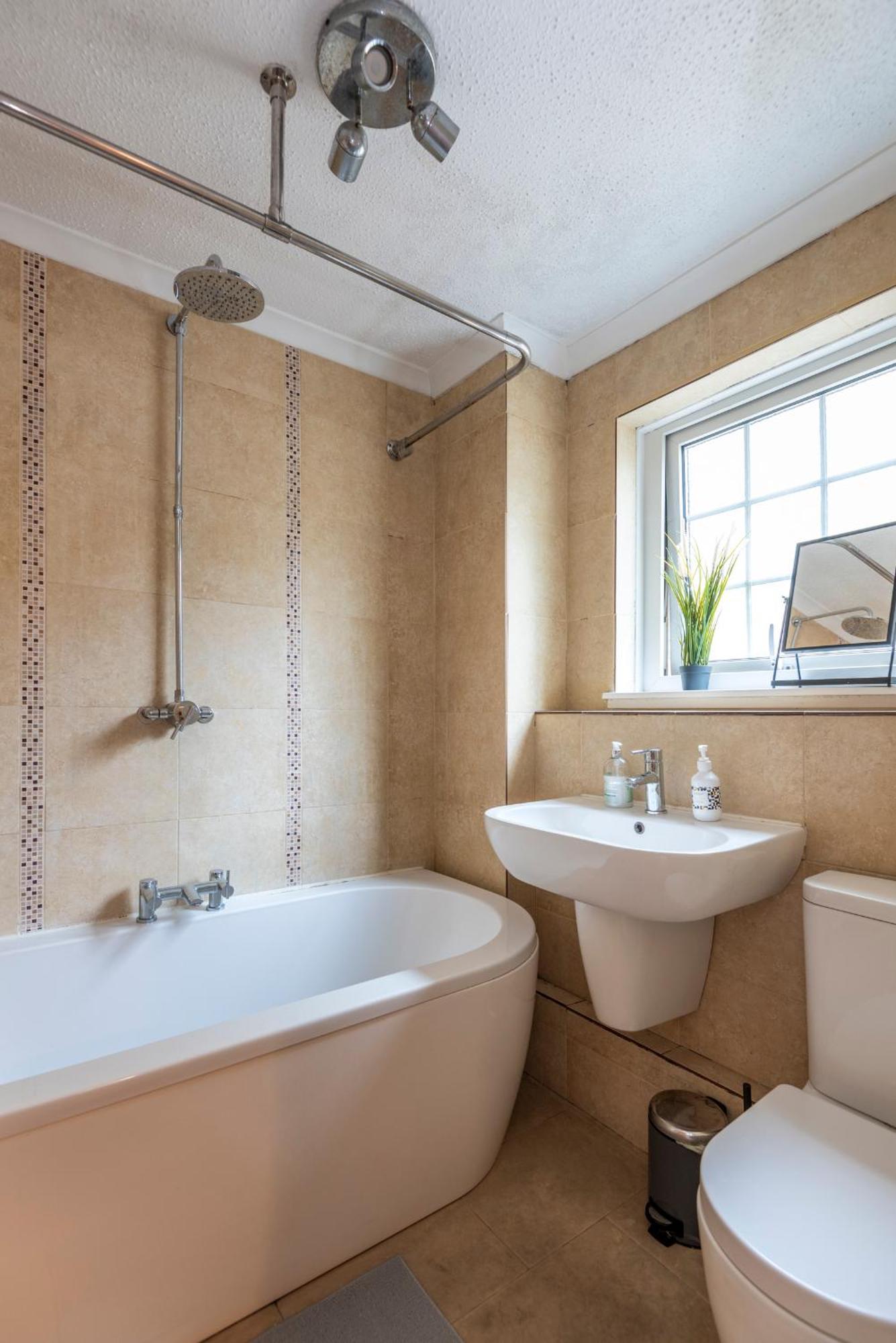 Spacious 3 Bedroom Whitechapel - 9 Mins From Tower Bridge With Free Parking & Garden * Londra