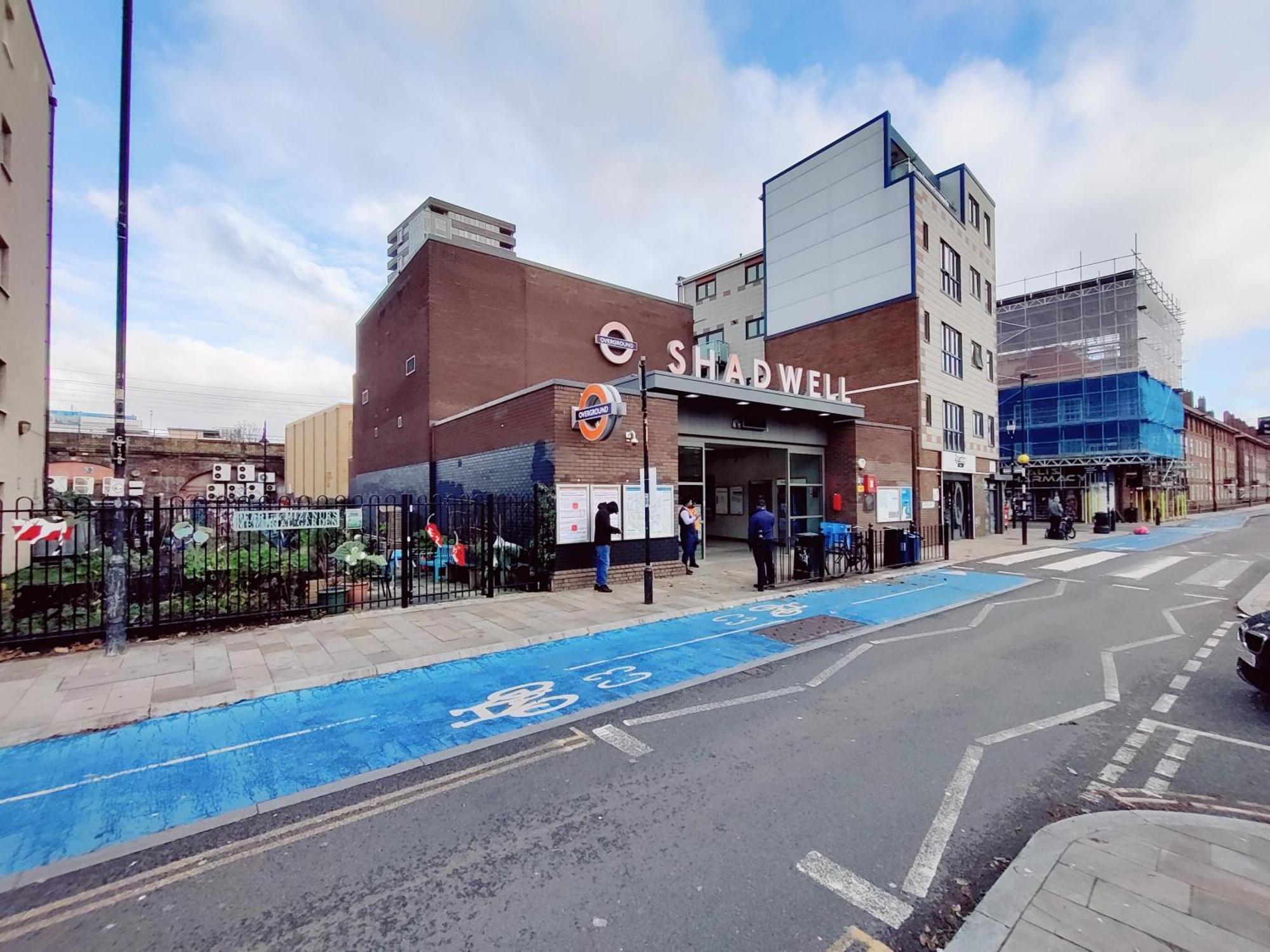 Spacious 3 Bedroom Whitechapel - 9 Mins From Tower Bridge With Free Parking & Garden Holiday home London